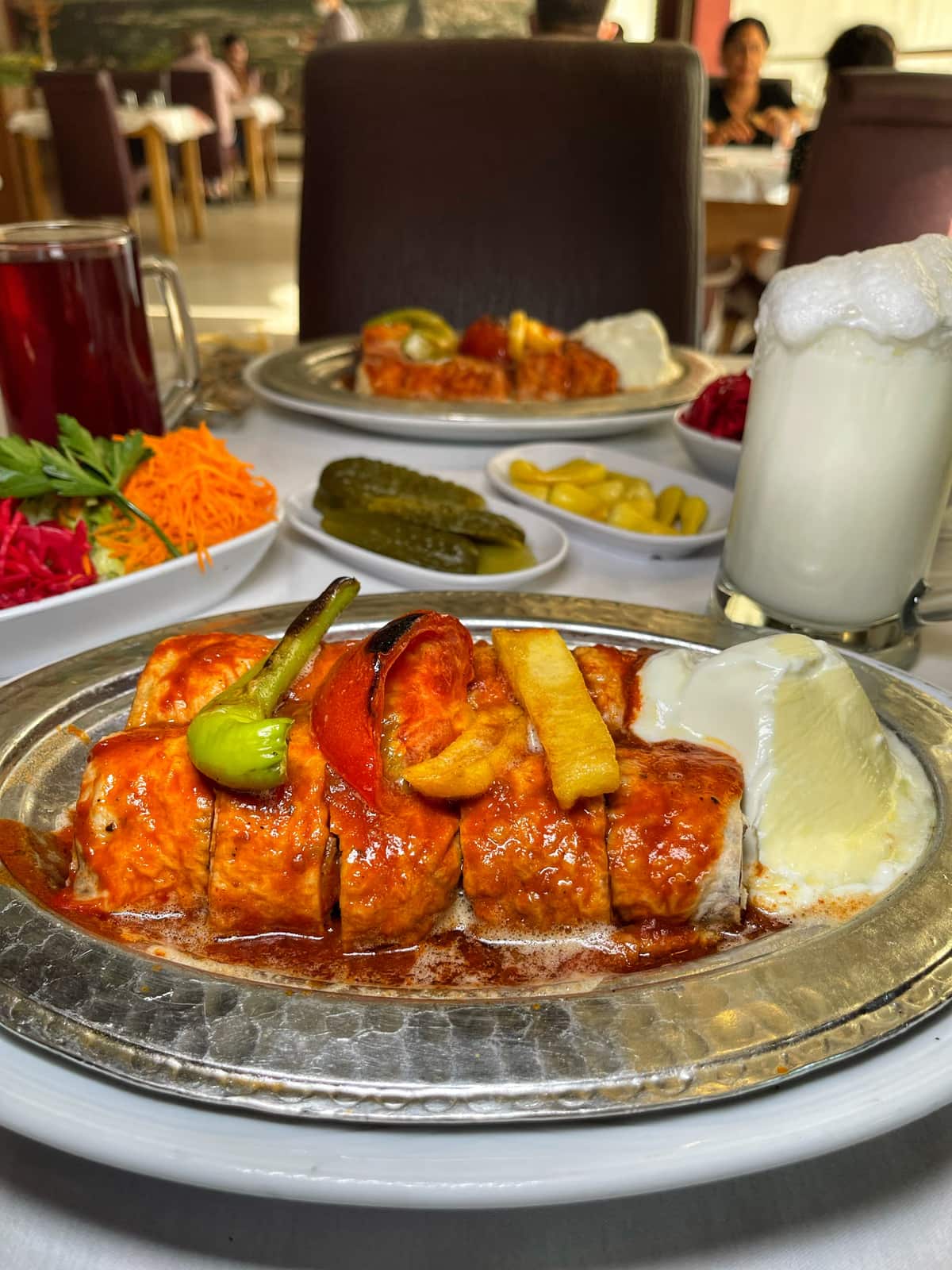 İskender, ayran ve mezelerle kurulu Saafi Döner sofrası
